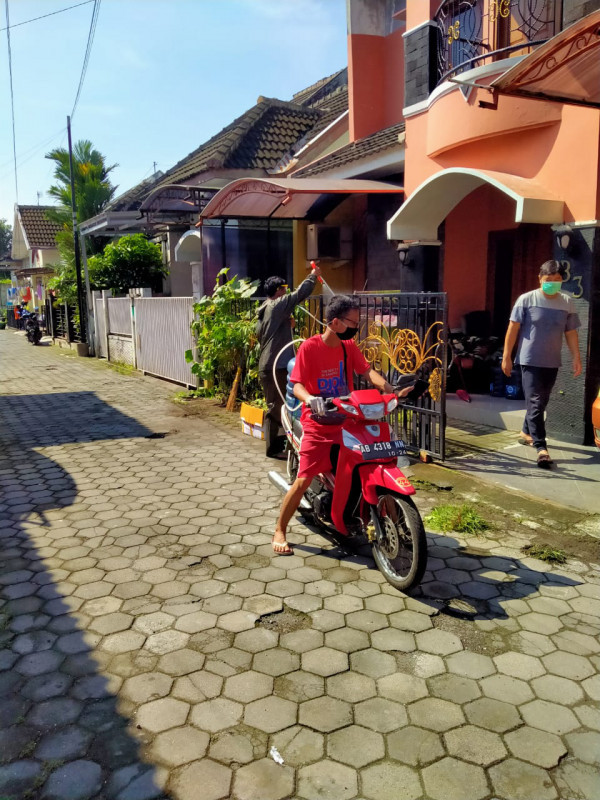 seksi lingkungan, Penyemprotan  mandiri warga RW 44 oleh pemuda2  di padukuhan kayen